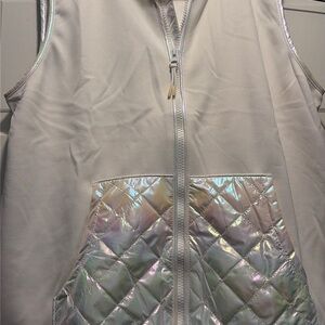 New juniors XL Iridescent White Quilted vest